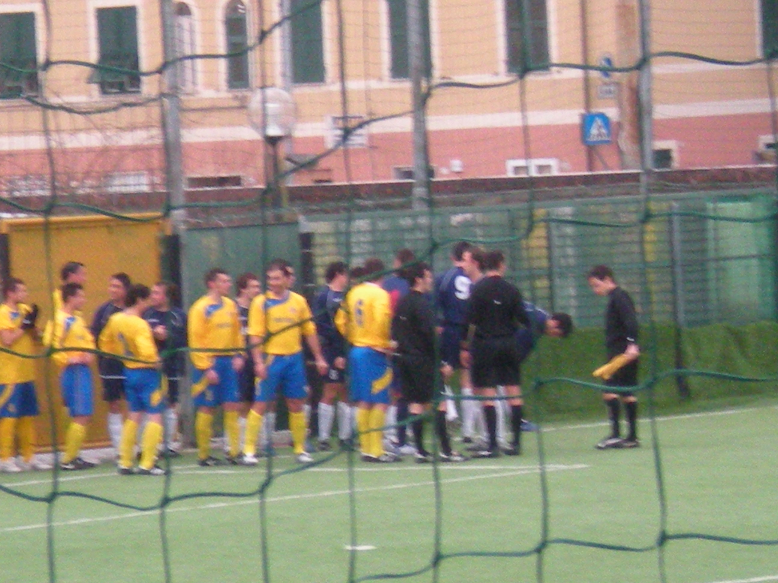 le squadre entrano in campo