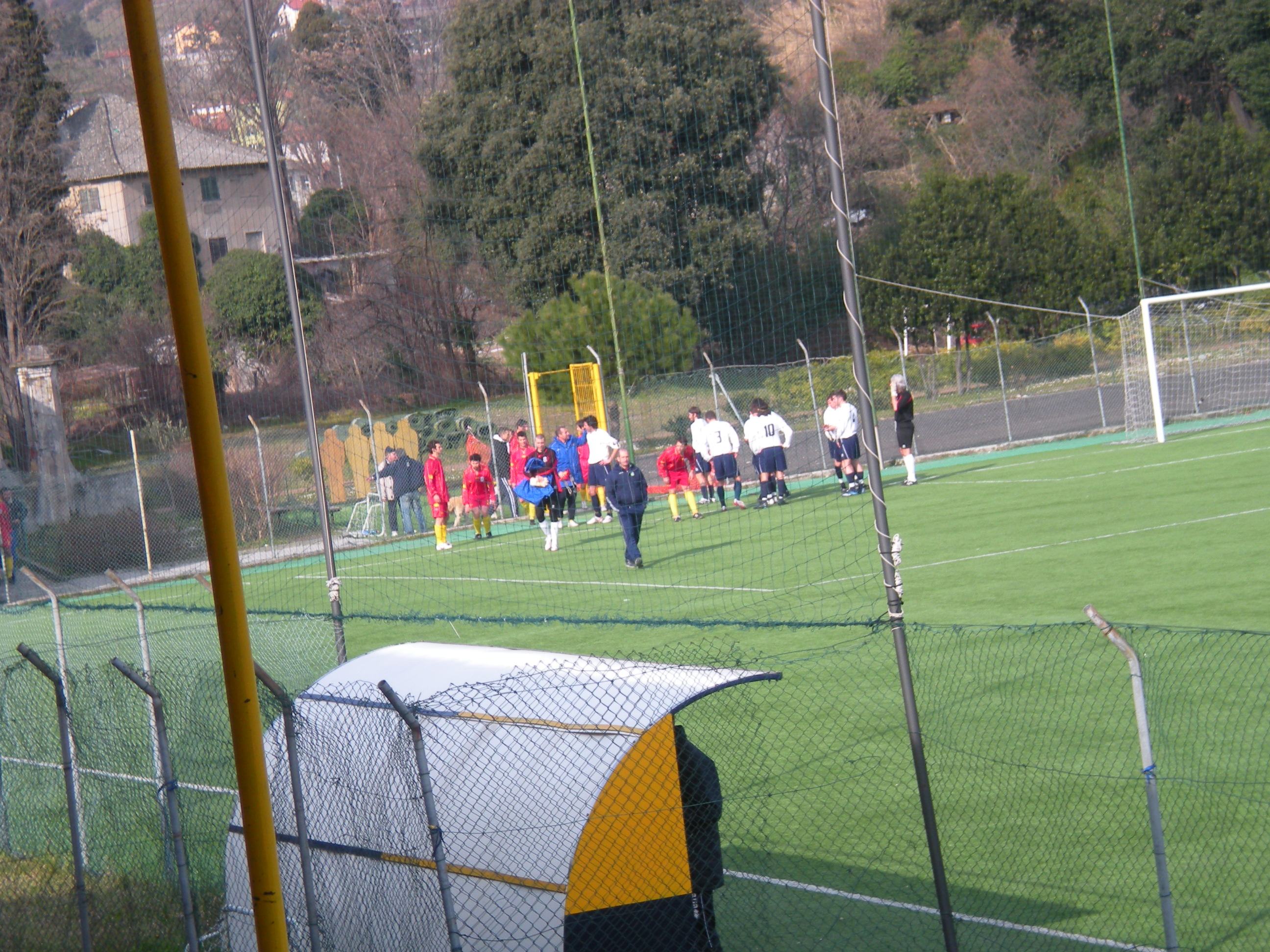 le squadre entrano in campo