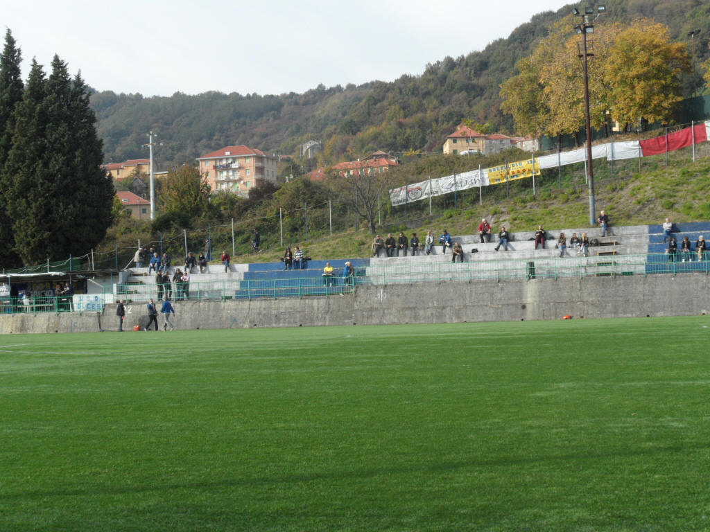 lo stadio comincia ad affollarsi 