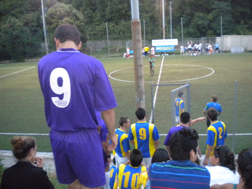 i ragazzi aspettano per entrare in campo